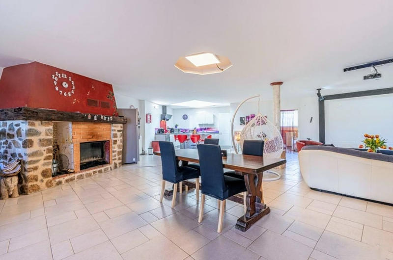 Maison - 233 m² - 5 pièces