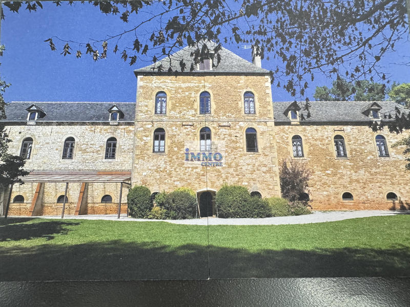 Maison - 1 100 m² - 60 pièces