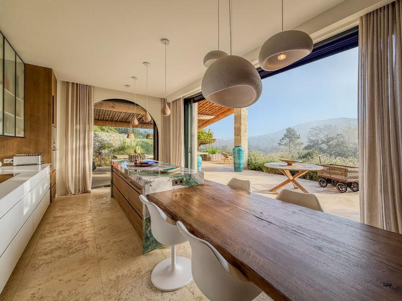 Maison traditionnelle - 245 m² - 5 pièces