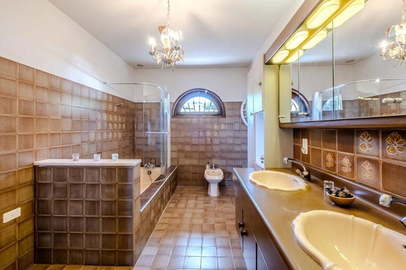 Maison - 300 m² - 8 pièces