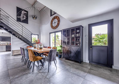 Maison - 207 m² - 7 pièces