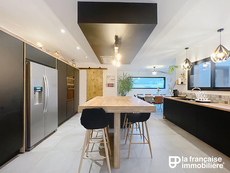 Maison - 233 m² - 8 pièces