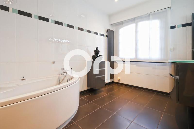 Maison - 243 m² - 8 pièces