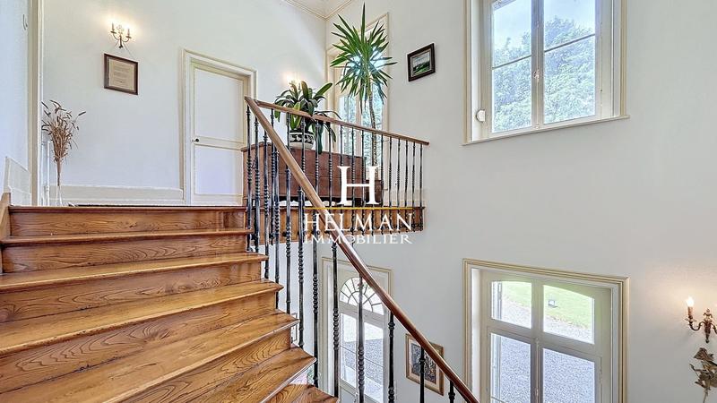 Maison - 300 m² - 8 pièces