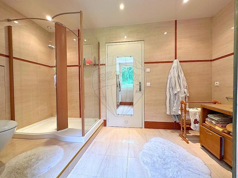 Propriété - 220 m² - 8 pièces