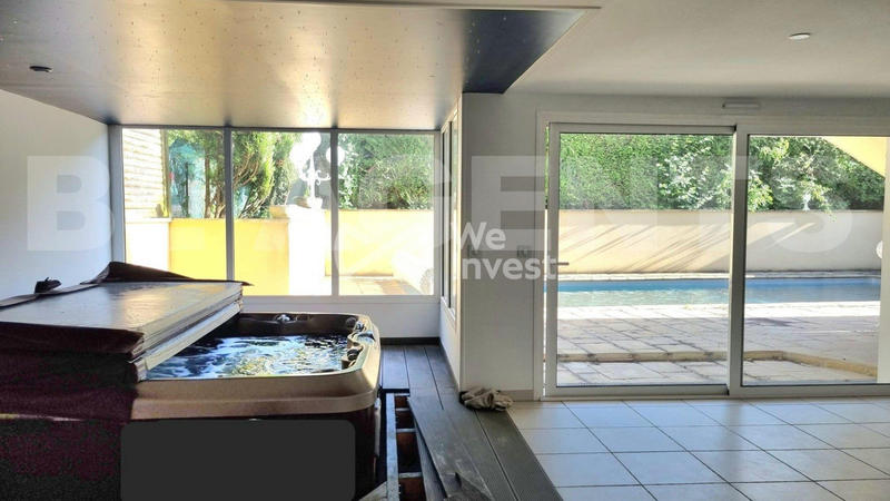 Maison - 295 m² - 9 pièces