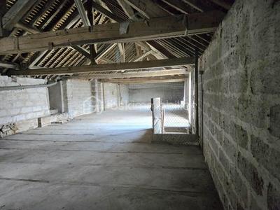 Grange - 250 m² - 1 pièce