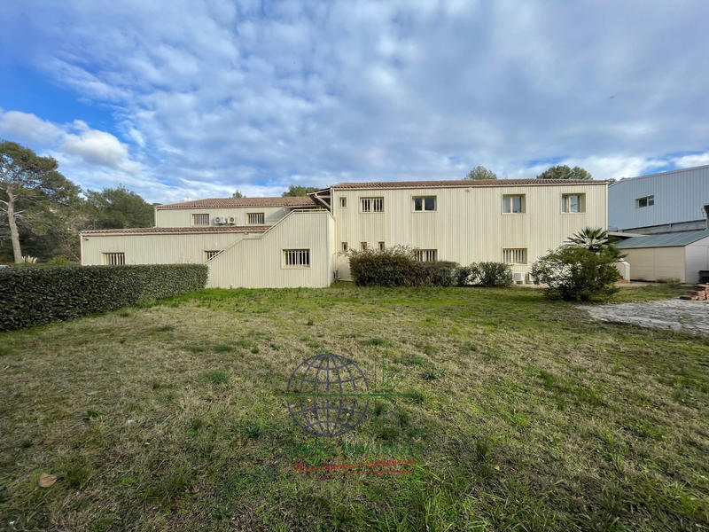 Local d'activités - 1 329 m²