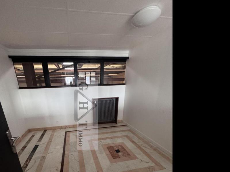 Entrepôt - 1 350 m²