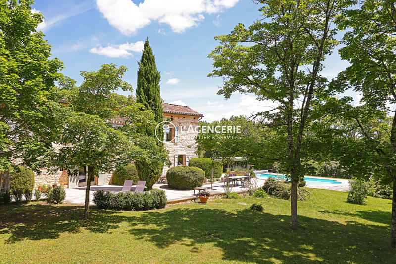 Maison - 414 m² - 9 pièces