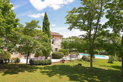 Maison - 414 m² - 9 pièces