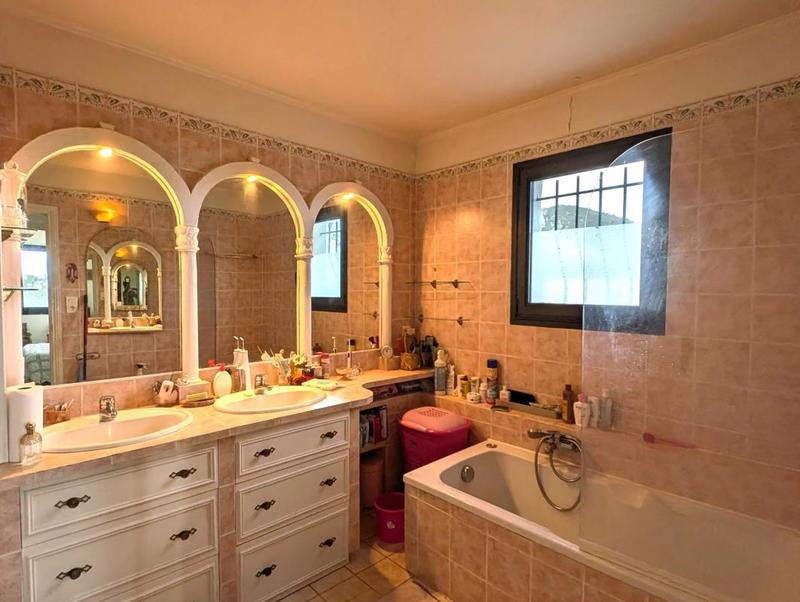 Propriété - 219 m² - 7 pièces