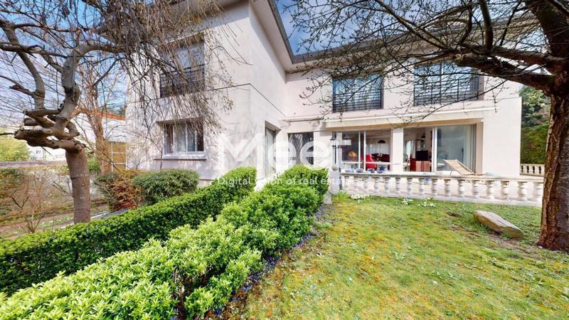 Maison - 260 m² - 9 pièces