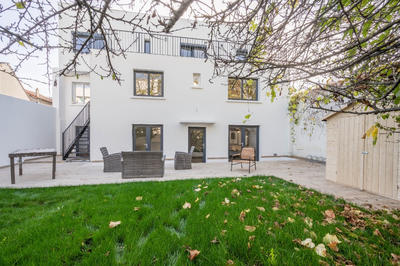 Maison - 300 m² - 15 pièces