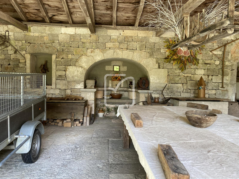 Propriété - 250 m² - 12 pièces