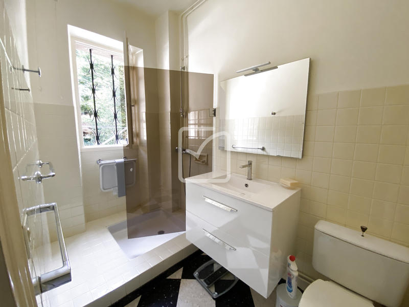 Propriété - 250 m² - 11 pièces