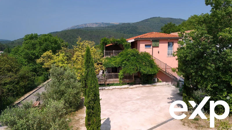 Villa - 167 m² - 9 pièces