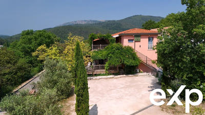 Villa - 167 m² - 9 pièces