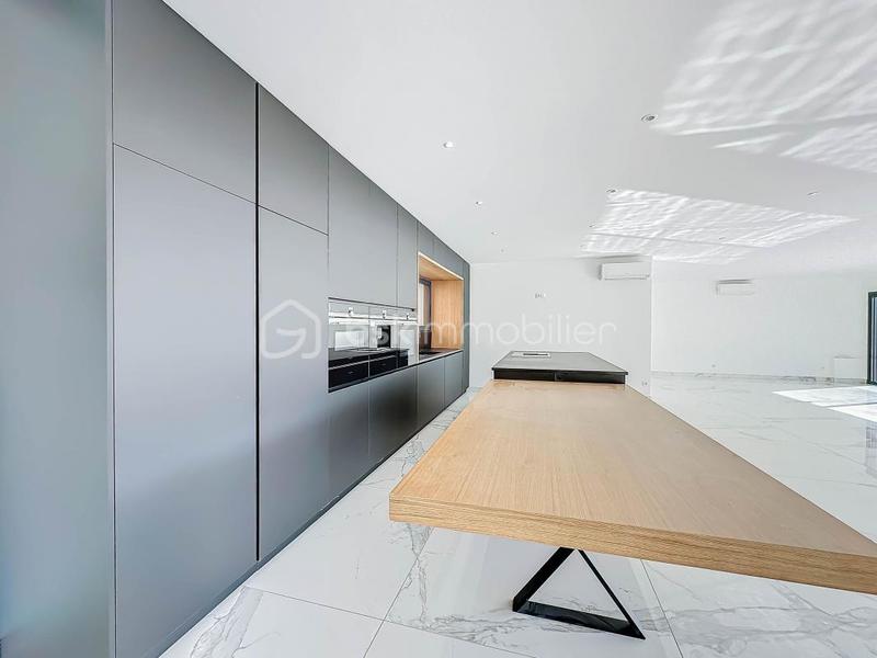 Maison - 198 m² - 6 pièces