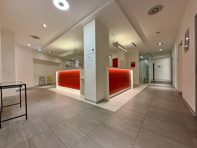 Local d'activités - 302 m² - 11 pièces