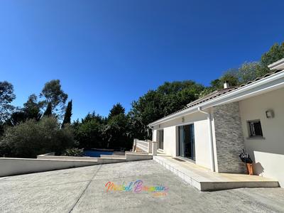 Maison - 230 m² - 7 pièces