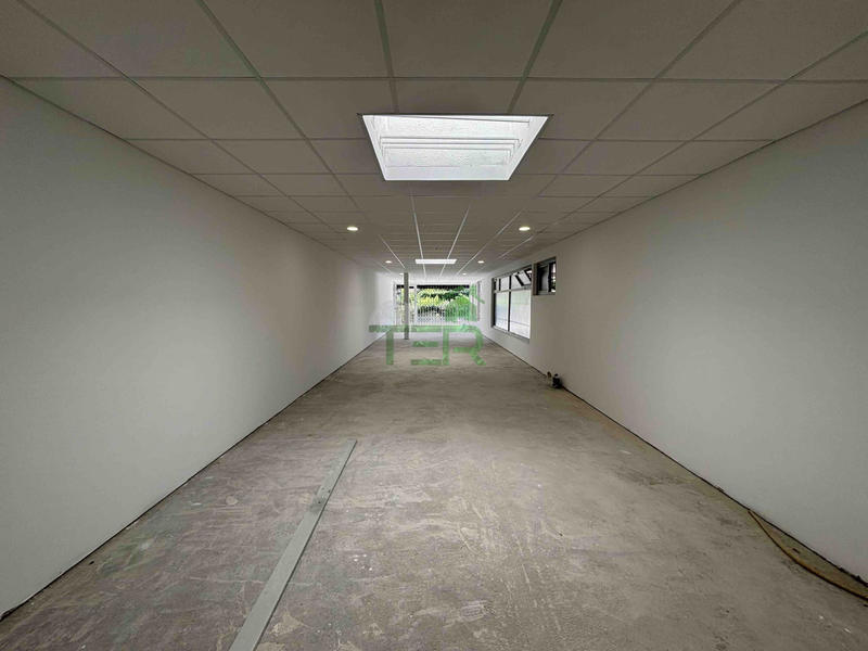 Local d'activités - 82 m² - 1 pièce