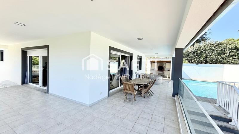 Maison - 238 m² - 9 pièces