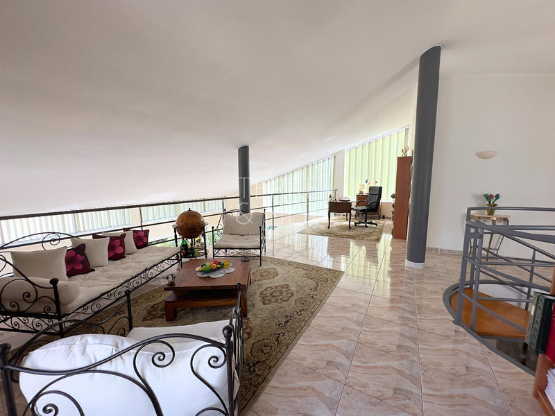 Maison - 250 m² - 6 pièces