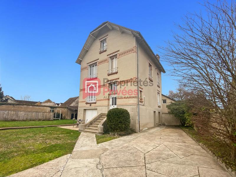 Maison - 165 m² - 9 pièces