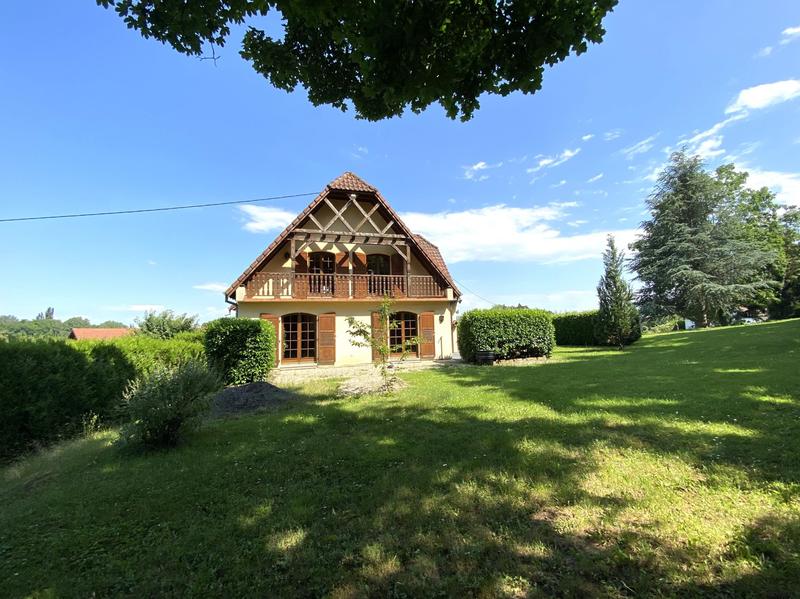 Maison traditionnelle - 243 m² - 6 pièces