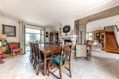 Maison - 254 m² - 11 pièces