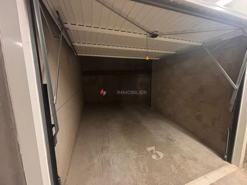 Parking / Garage - 18 m²