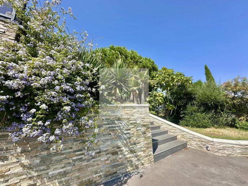 Maison - 228 m² - 9 pièces