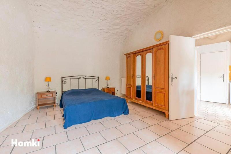 Maison - 1 800 m² - 31 pièces