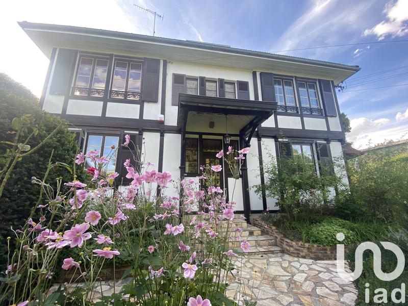 Maison - 220 m² - 8 pièces