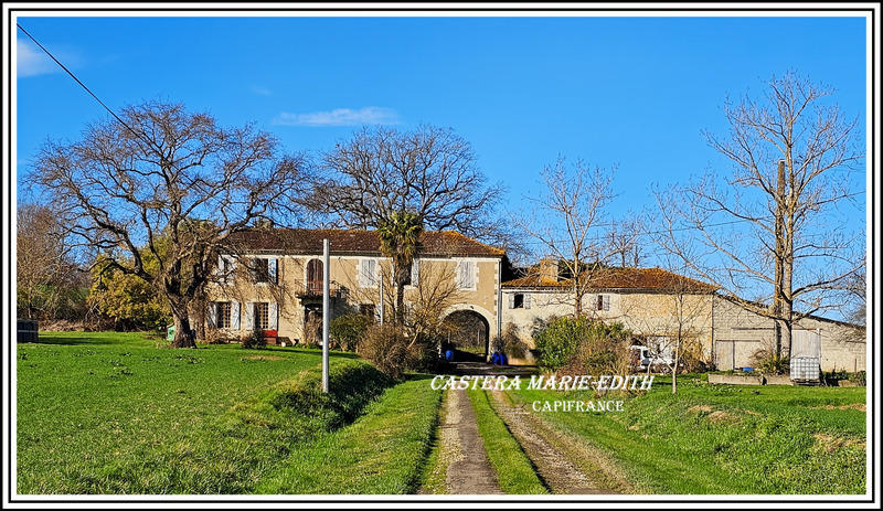 Corps de ferme - 8 000 m² - 7 pièces