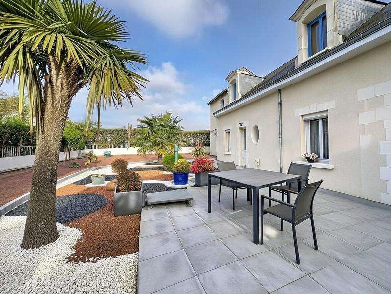 Maison traditionnelle - 233 m² - 9 pièces