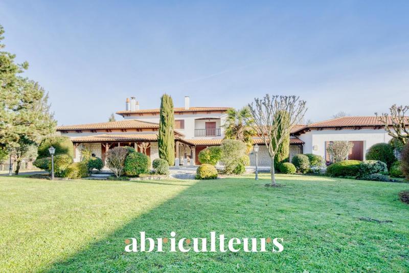 Maison ancienne - 600 m² - 11 pièces