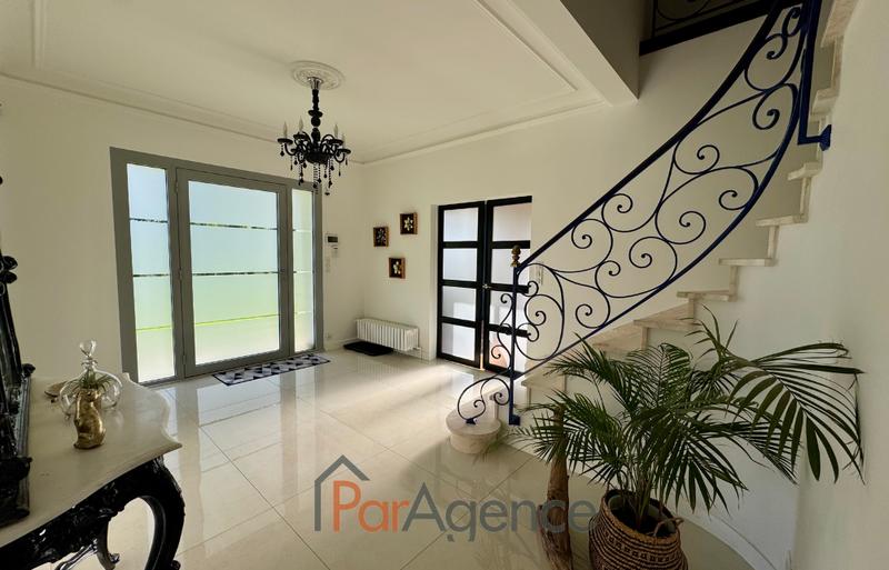 Maison - 290 m² - 9 pièces