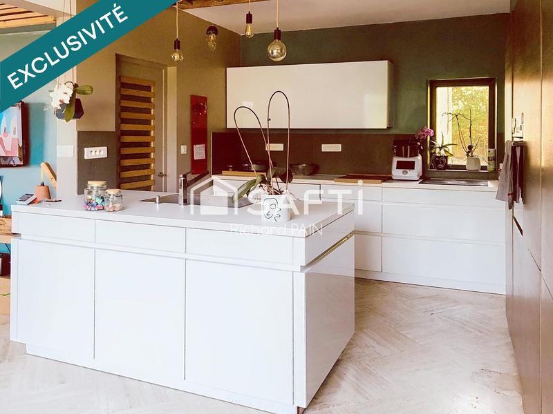 Maison - 240 m² - 8 pièces