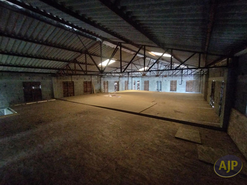 Maison - 600 m² - 3 pièces