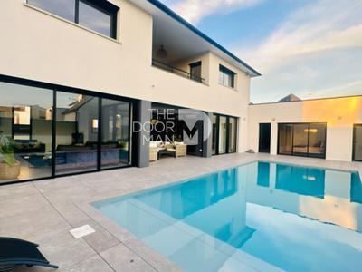 Maison - 214 m² - 6 pièces