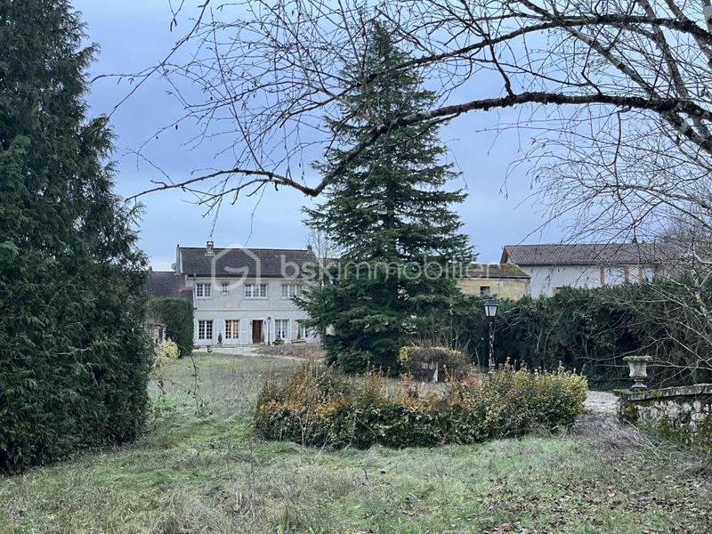 Maison - 308 m² - 9 pièces