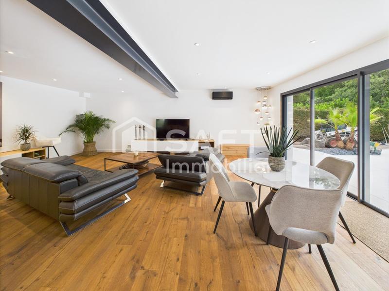 Maison - 260 m² - 7 pièces