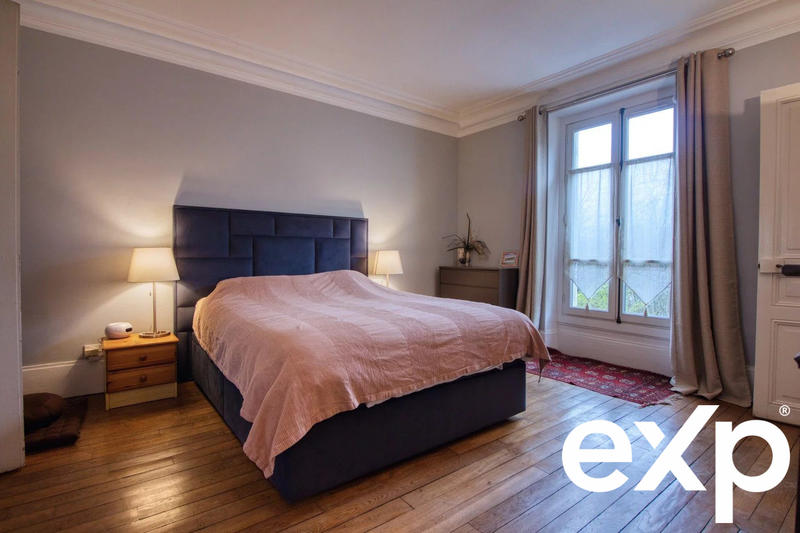 Maison - 220 m² - 11 pièces