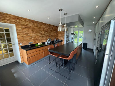 Maison - 280 m² - 9 pièces