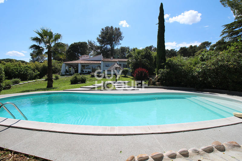 Maison - 200 m² - 6 pièces