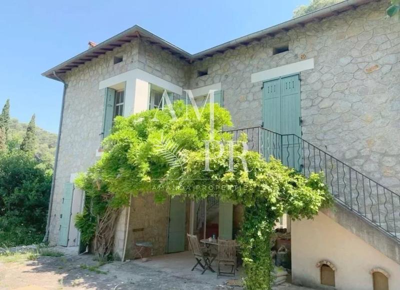 Maison - 230 m² - 7 pièces