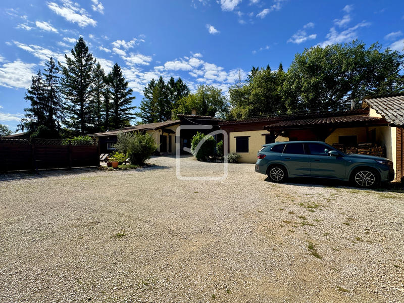 Maison - 230 m² - 12 pièces