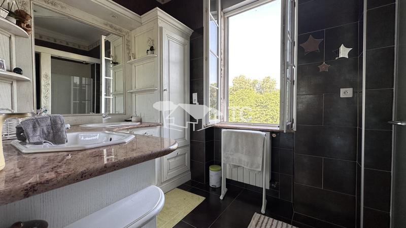 Maison - 265 m² - 11 pièces